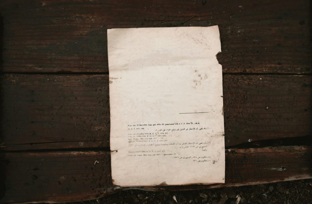 weisses-druckerpapier-auf-brauner-holzoberflache-Y8zj2jxYOzo