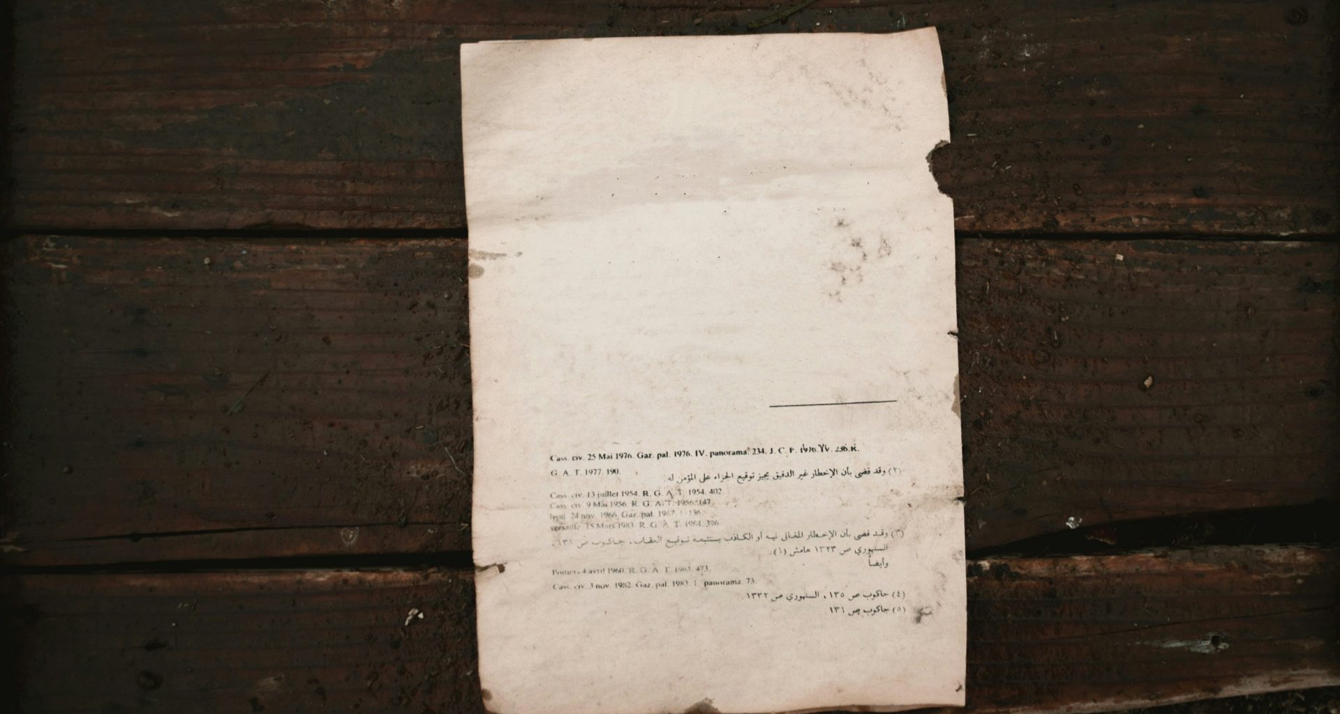 weisses-druckerpapier-auf-brauner-holzoberflache-Y8zj2jxYOzo