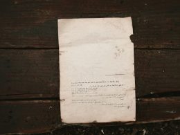 weisses-druckerpapier-auf-brauner-holzoberflache-Y8zj2jxYOzo