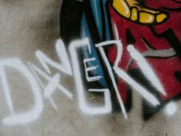 weisses-rotes-und-blaues-textil-6g0iZ9r6VTY