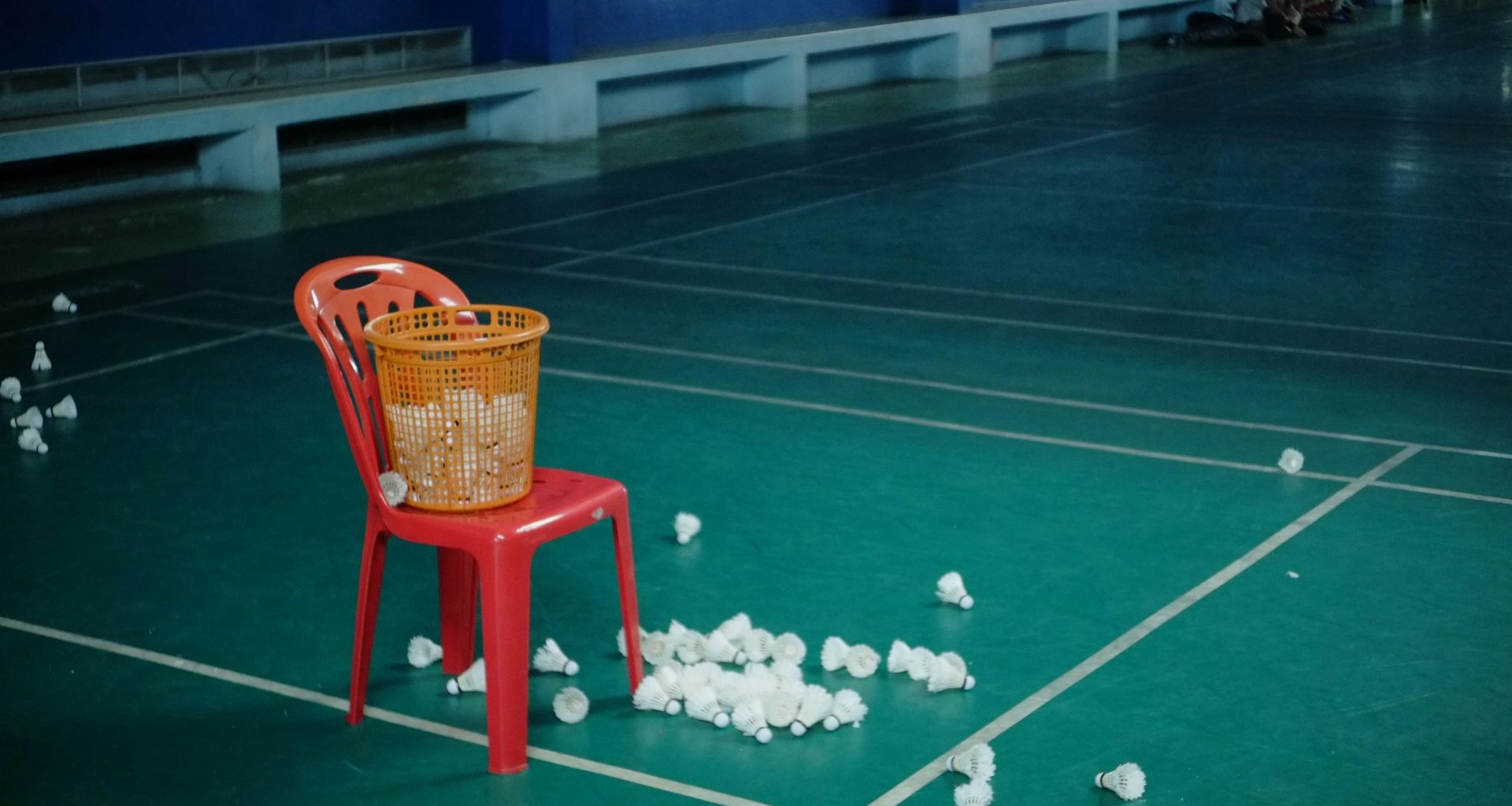 weisse-kratzpapiere-im-inneren-des-korbes-auf-rotem-plastikstuhl-FUq3_ZCp4iU