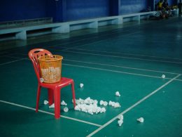 weisse-kratzpapiere-im-inneren-des-korbes-auf-rotem-plastikstuhl-FUq3_ZCp4iU