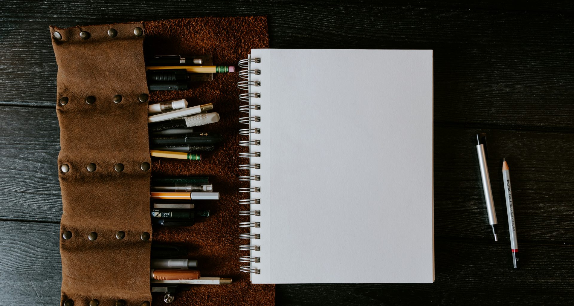 weisses-spiralnotizbuch-auf-braunem-holztisch-xO6NCQjIWFY