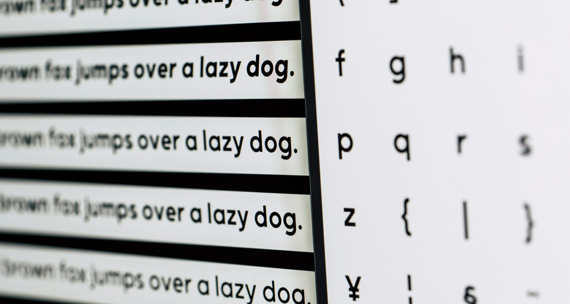 weisse-oberflache-mit-buchstaben-und-wortern-f81ym3dE5N4