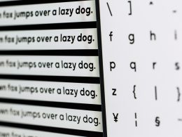 weisse-oberflache-mit-buchstaben-und-wortern-f81ym3dE5N4