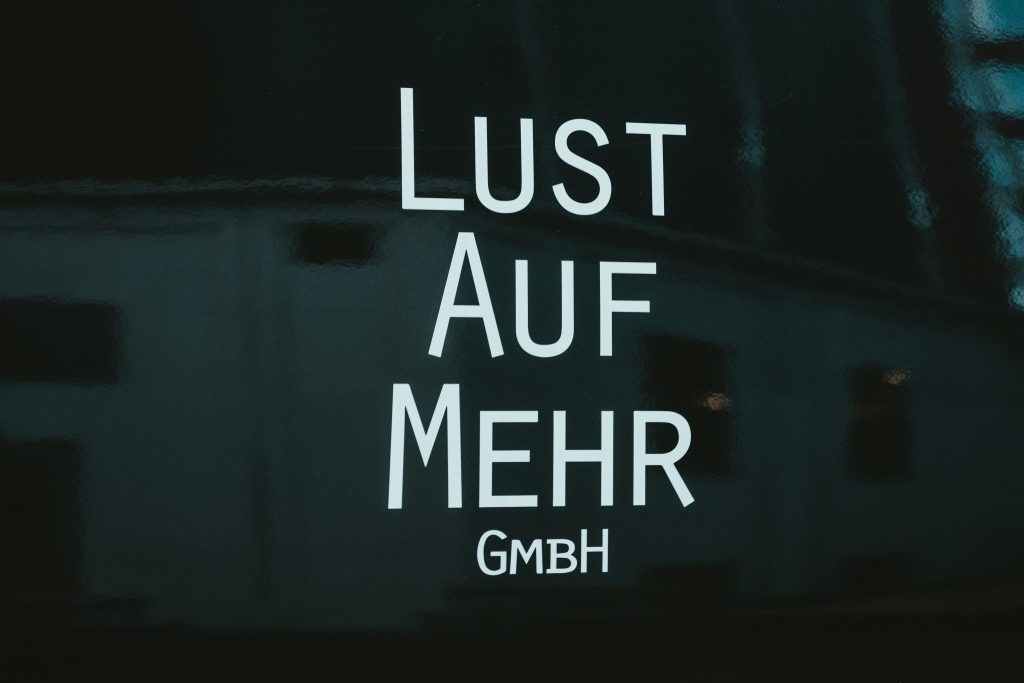 weisser-text-auf-schwarzem-hintergrund-Nod9RP3F65o
