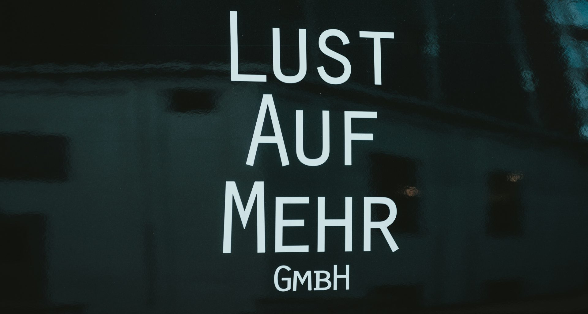 weisser-text-auf-schwarzem-hintergrund-Nod9RP3F65o