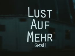 weisser-text-auf-schwarzem-hintergrund-Nod9RP3F65o