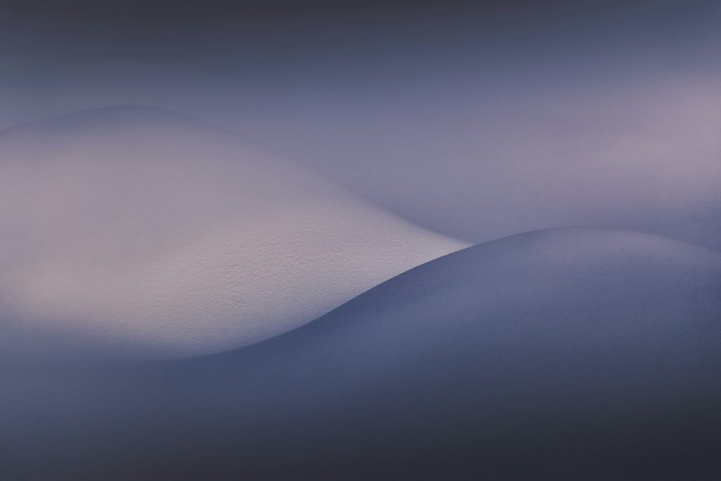 weisses-textil-auf-weisser-oberflache-BJi5fTavL4E