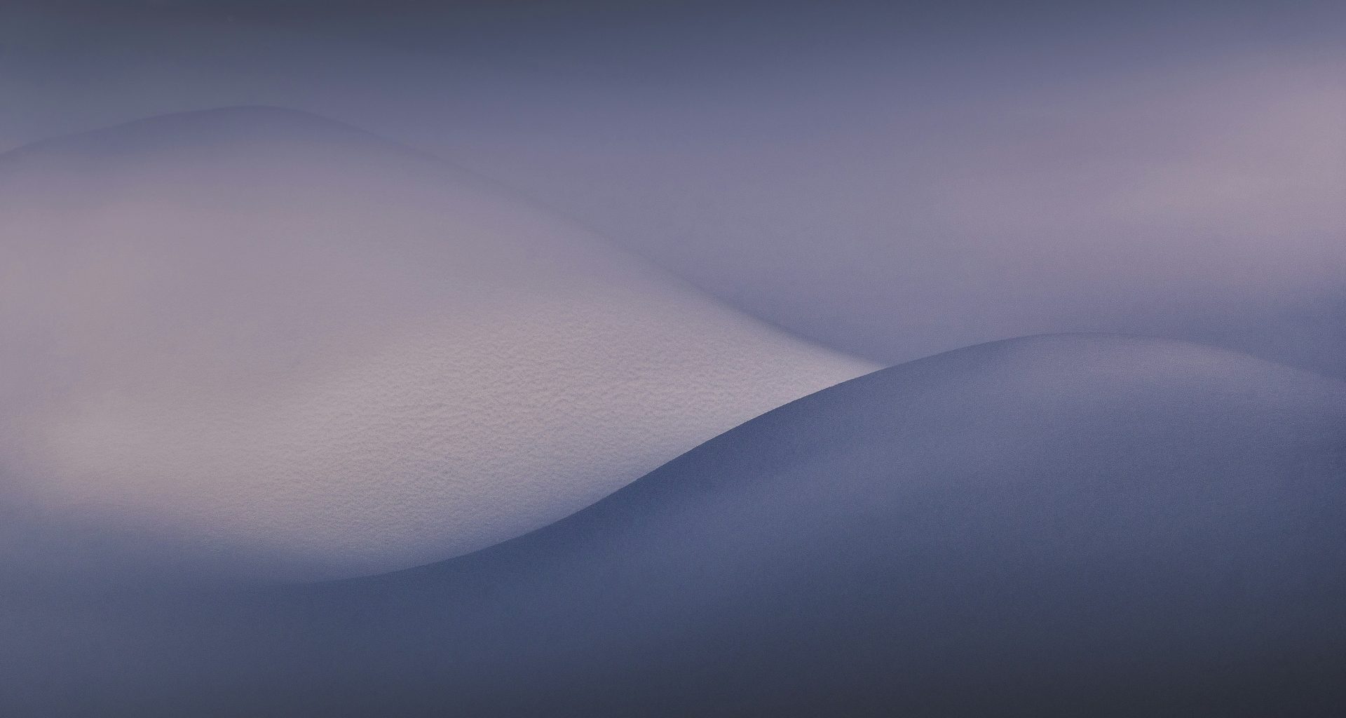 weisses-textil-auf-weisser-oberflache-BJi5fTavL4E