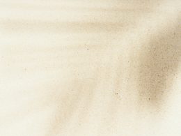 weisses-textil-mit-schwarzem-schatten-1IwBabyMXAA