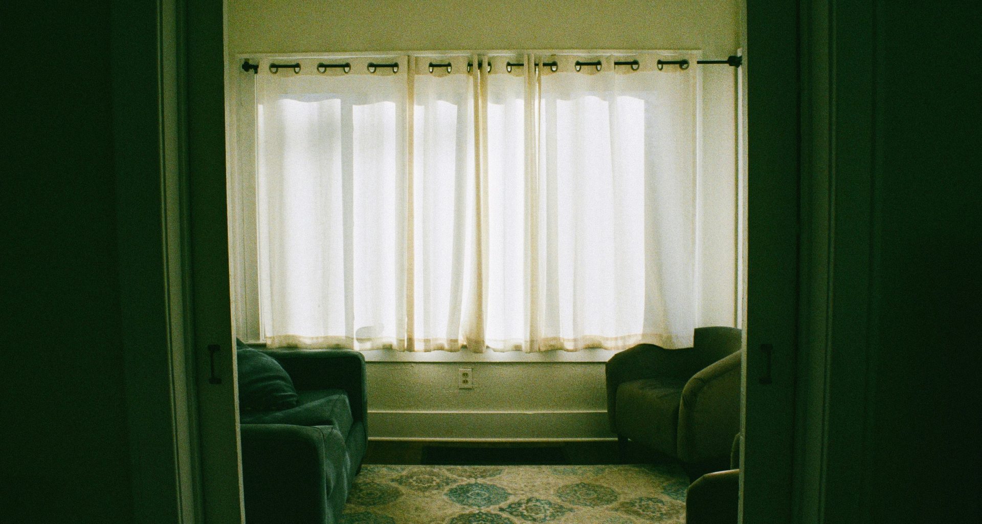 weisser-fenstervorhang-am-fenster-gW_VOd2L6CI