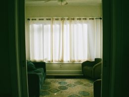 weisser-fenstervorhang-am-fenster-gW_VOd2L6CI