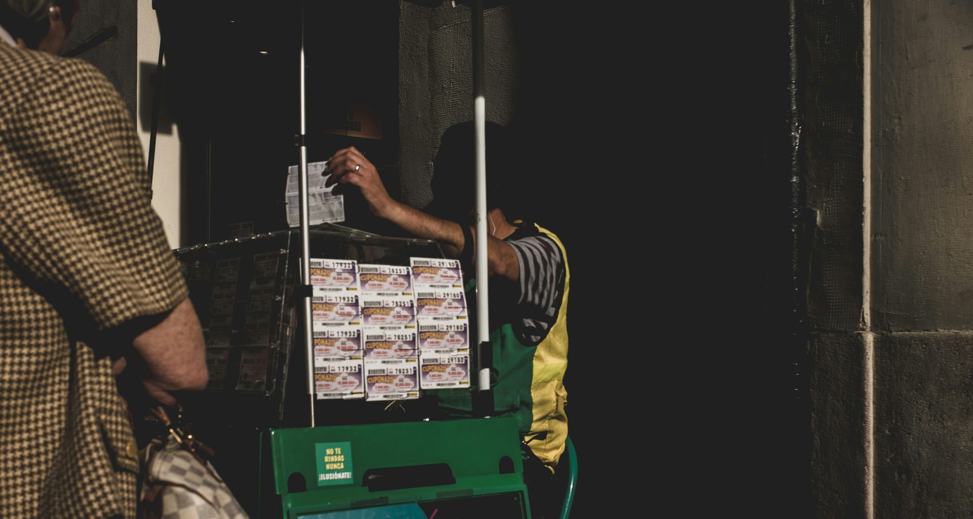 frau-und-mann-in-der-nahe-der-maschine-5OkYwA8yDIM