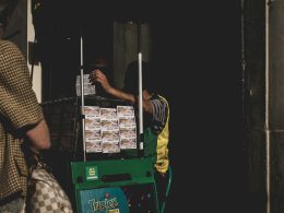 frau-und-mann-in-der-nahe-der-maschine-5OkYwA8yDIM