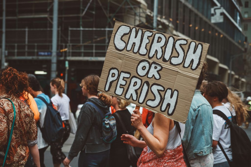 frau-tragt-bei-einer-kundgebung-ein-mit-schatz-oder-untergang-bedrucktes-tafelschild-j0cMA-80tIg