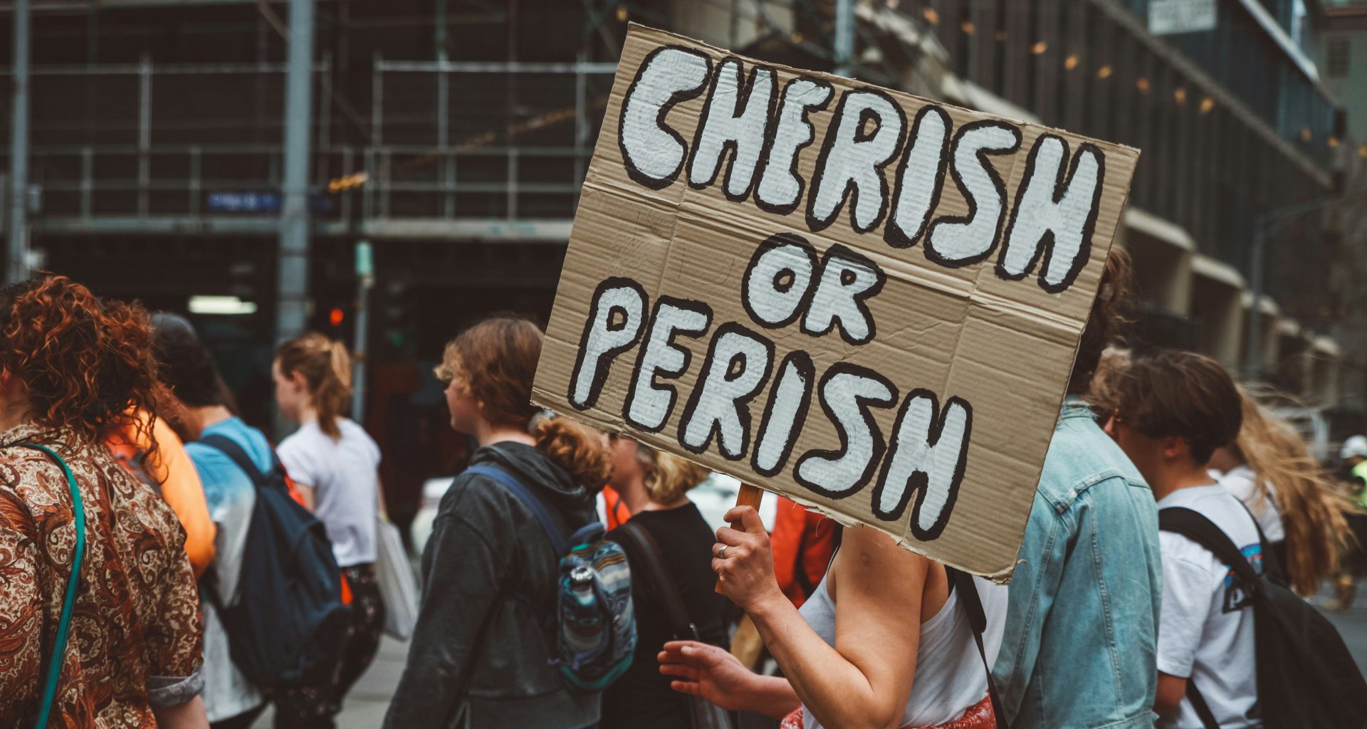 frau-tragt-bei-einer-kundgebung-ein-mit-schatz-oder-untergang-bedrucktes-tafelschild-j0cMA-80tIg