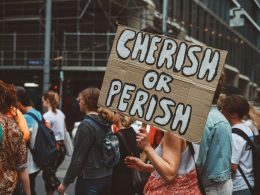 frau-tragt-bei-einer-kundgebung-ein-mit-schatz-oder-untergang-bedrucktes-tafelschild-j0cMA-80tIg