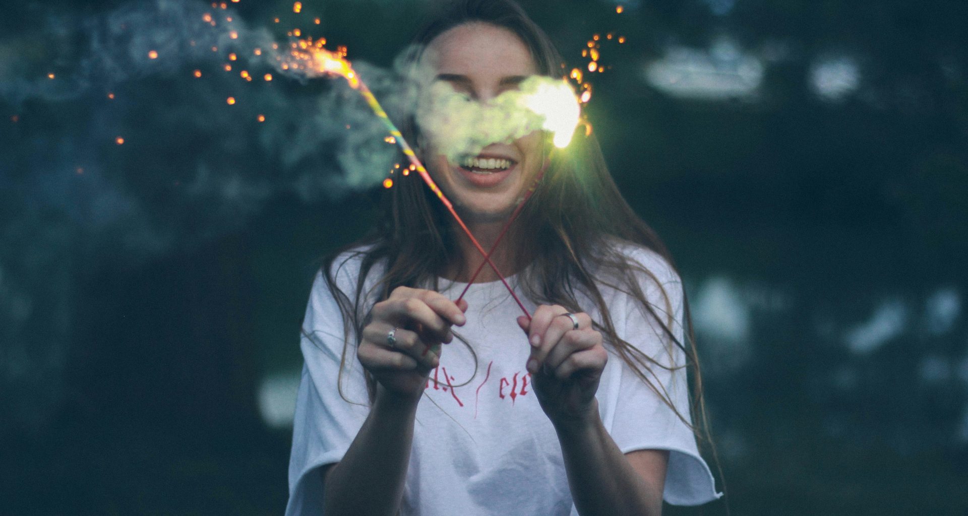 frau-halt-zwei-wunderkerzen-in-der-hand-aqmX9m2mHPQ