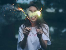 frau-halt-zwei-wunderkerzen-in-der-hand-aqmX9m2mHPQ