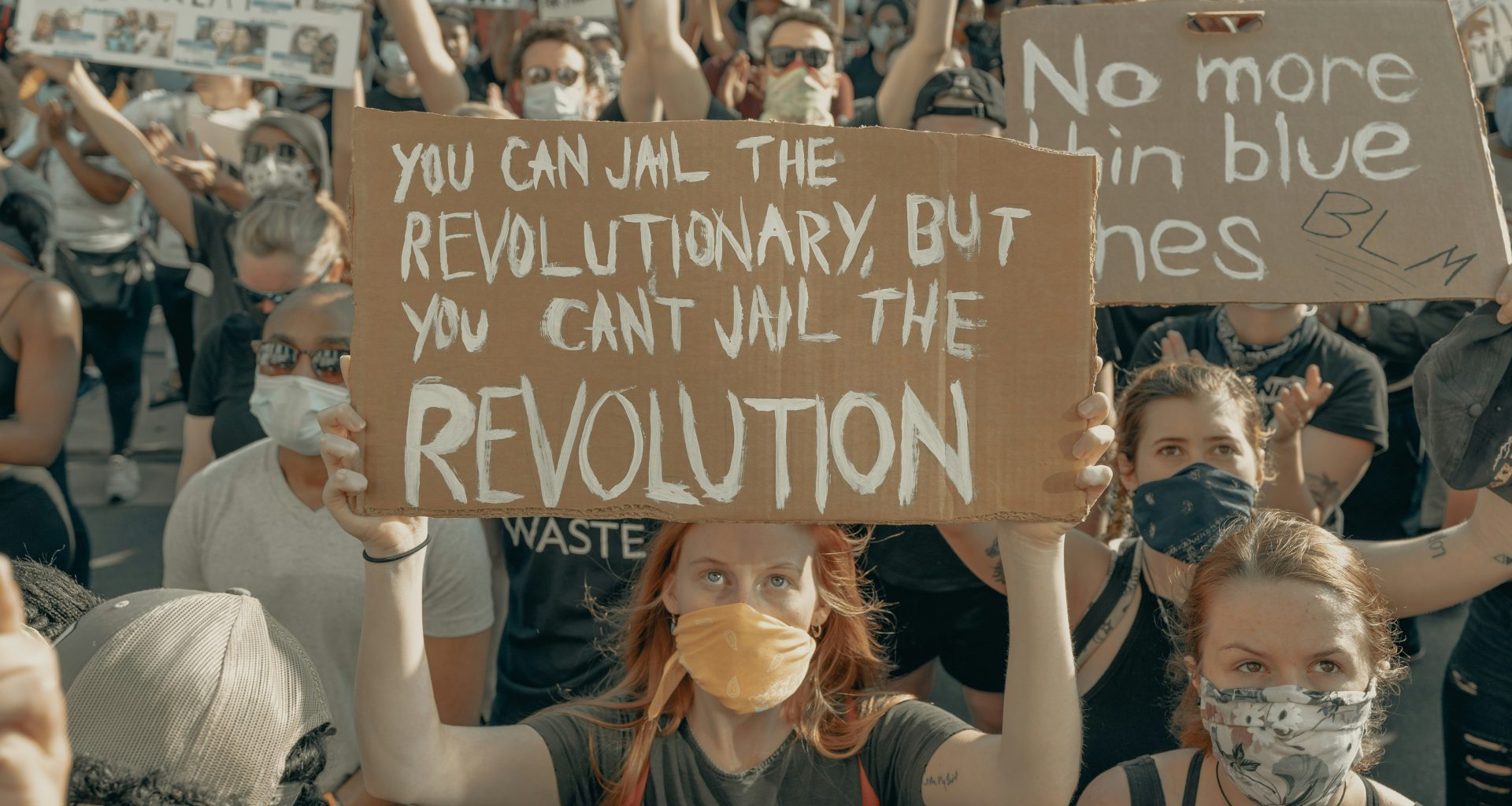 frau-im-schwarz-blauen-hemd-mit-happy-birthday-schild-L3AiWxPqmj8