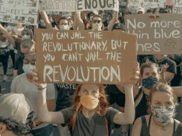 frau-im-schwarz-blauen-hemd-mit-happy-birthday-schild-L3AiWxPqmj8