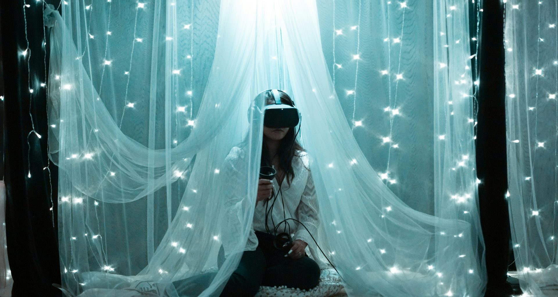 frau-im-schwarz-weissen-kleid-sitzt-auf-dem-bett-w0lI3AkD14A