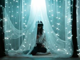 frau-im-schwarz-weissen-kleid-sitzt-auf-dem-bett-w0lI3AkD14A