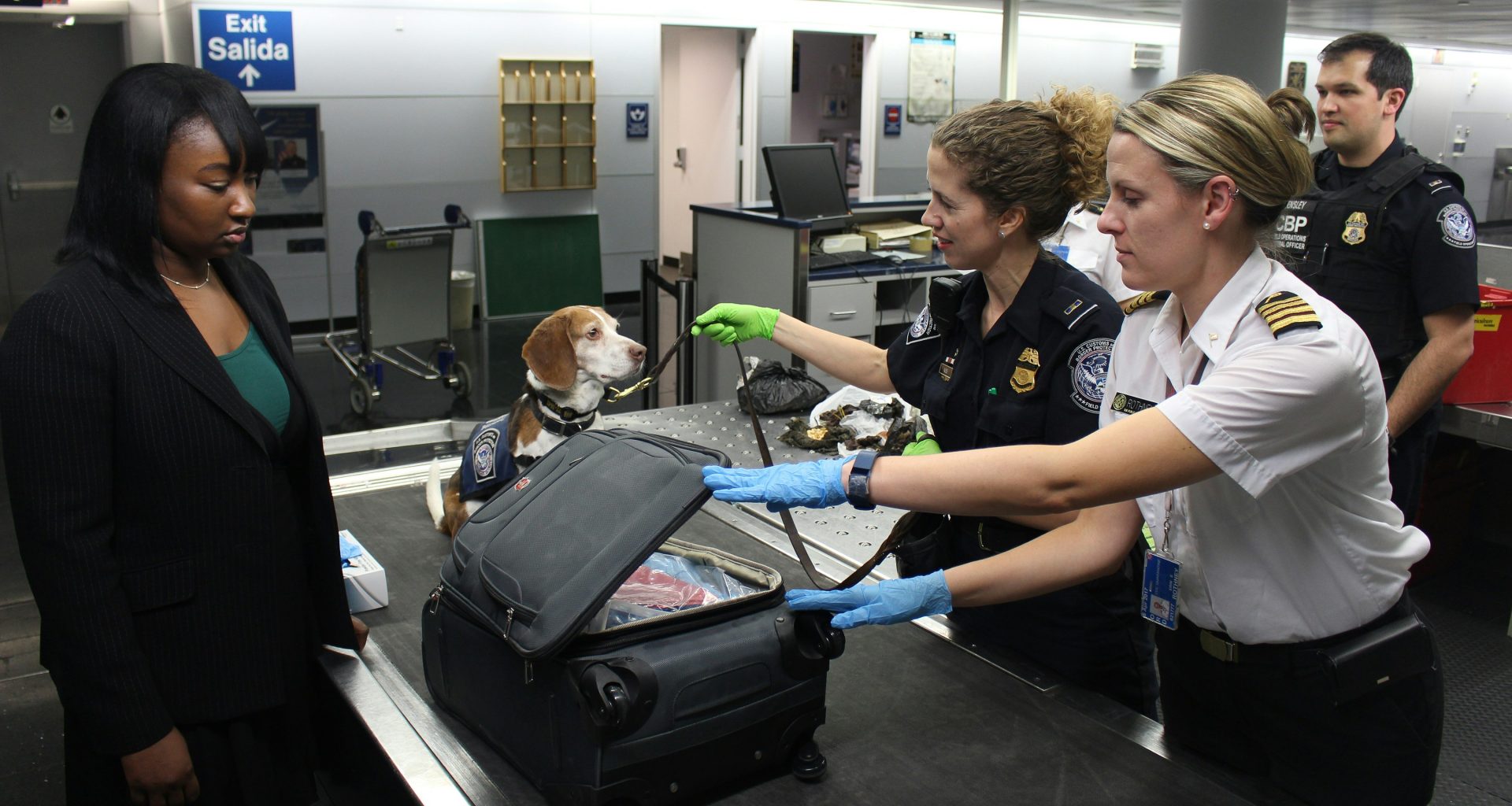 frau-im-schwarzen-rundhals-t-shirt-neben-frau-im-weissen-t-shirt-CMhVRKI6vSY