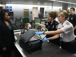 frau-im-schwarzen-rundhals-t-shirt-neben-frau-im-weissen-t-shirt-CMhVRKI6vSY