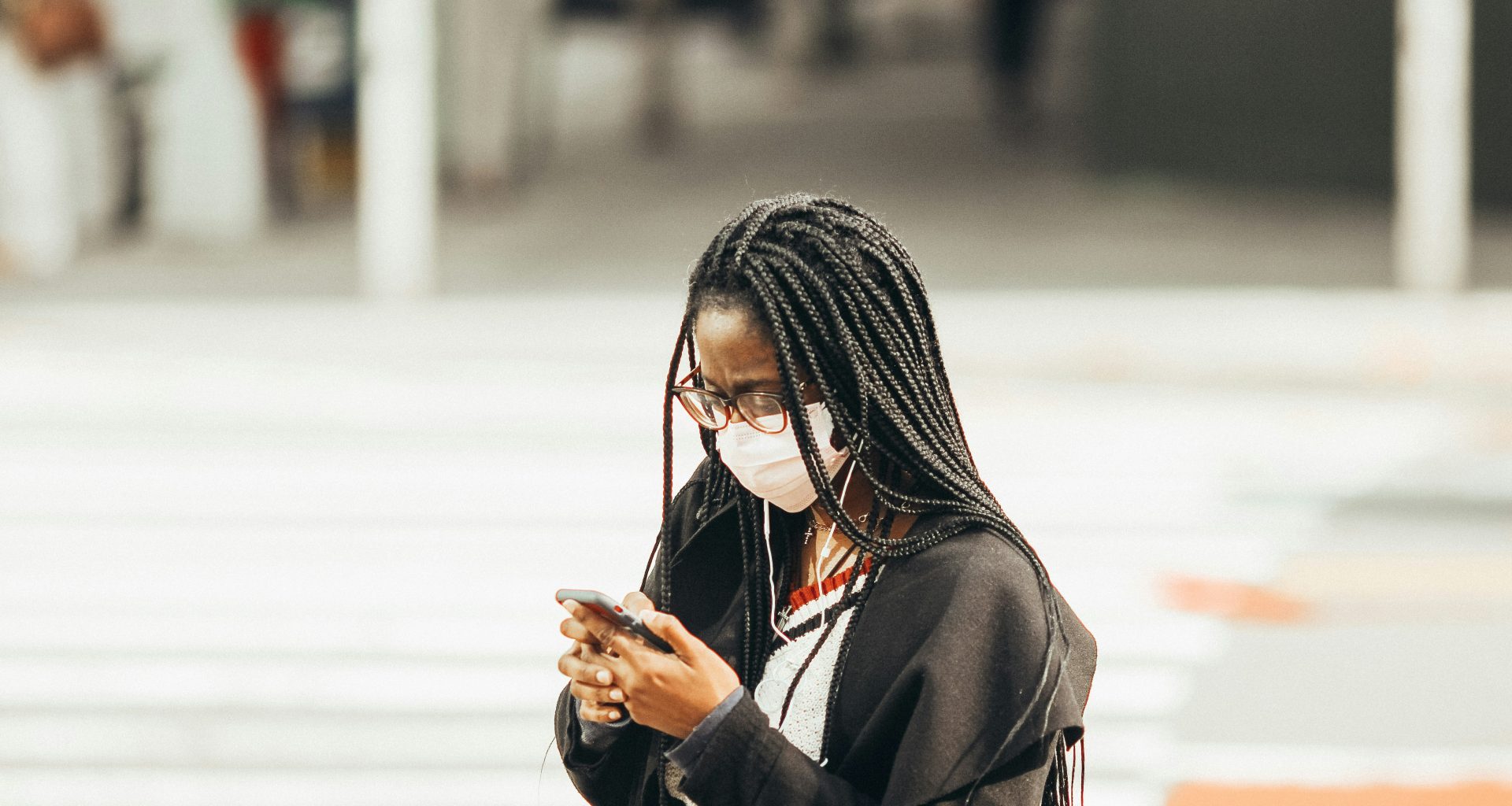 frau-in-schwarzem-hijab-bedeckt-gesicht-mit-schwarz-weissem-hijab-mykNoc1ImOo