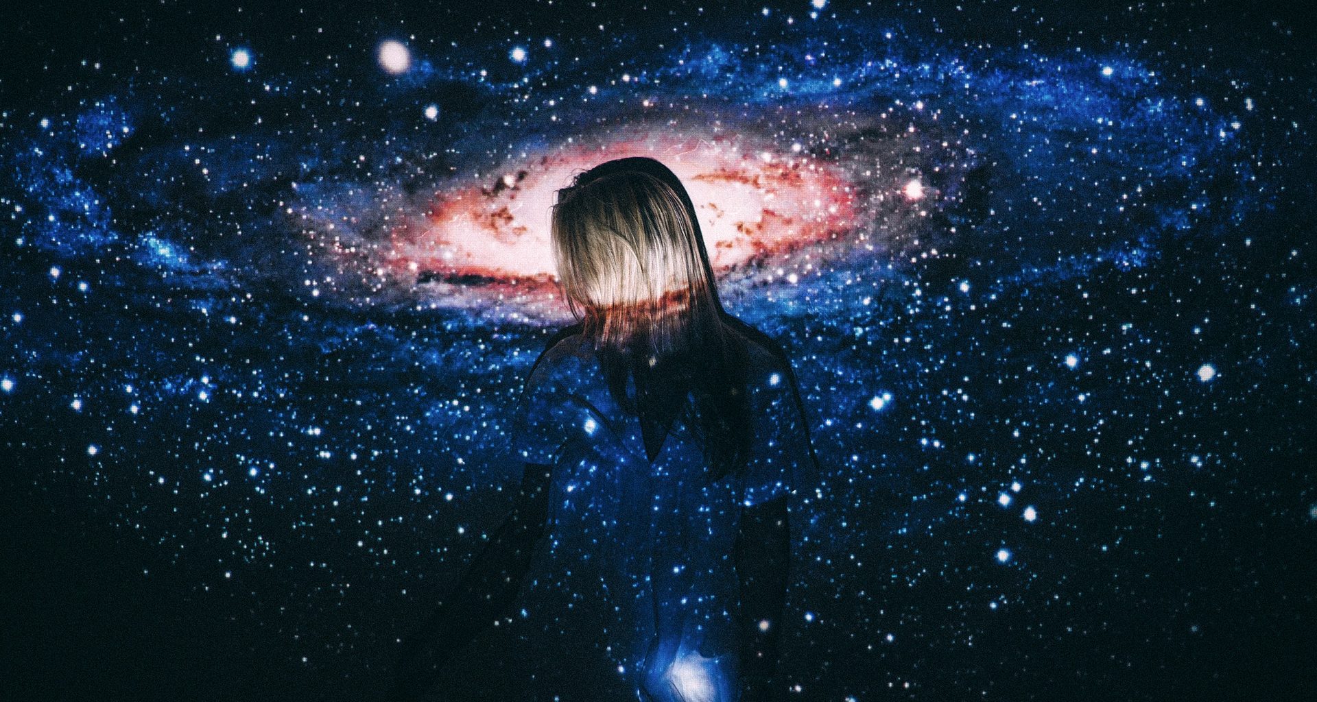 frau-in-schwarzer-lederjacke-schaut-auf-sterne-zJx8iZVRHnY