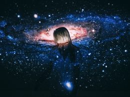 frau-in-schwarzer-lederjacke-schaut-auf-sterne-zJx8iZVRHnY