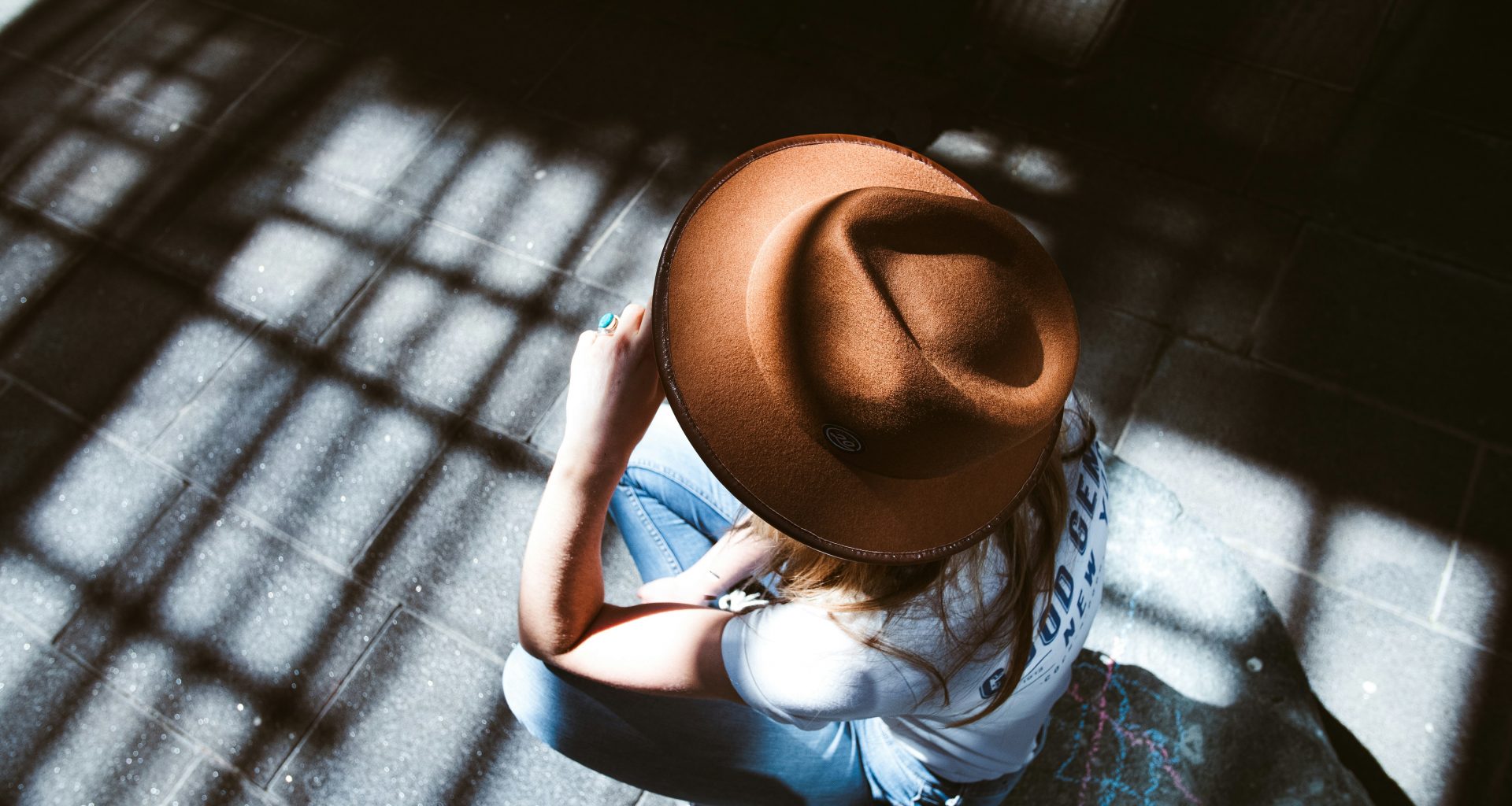 frau-in-blau-weiss-kariertem-hemd-und-braunem-fedorahut-ZgZWnqFemlA