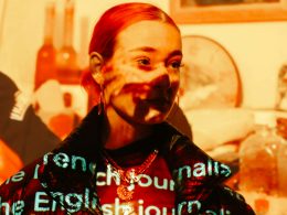 frau-in-kastanienbrauner-jacke-U386y9IEuww