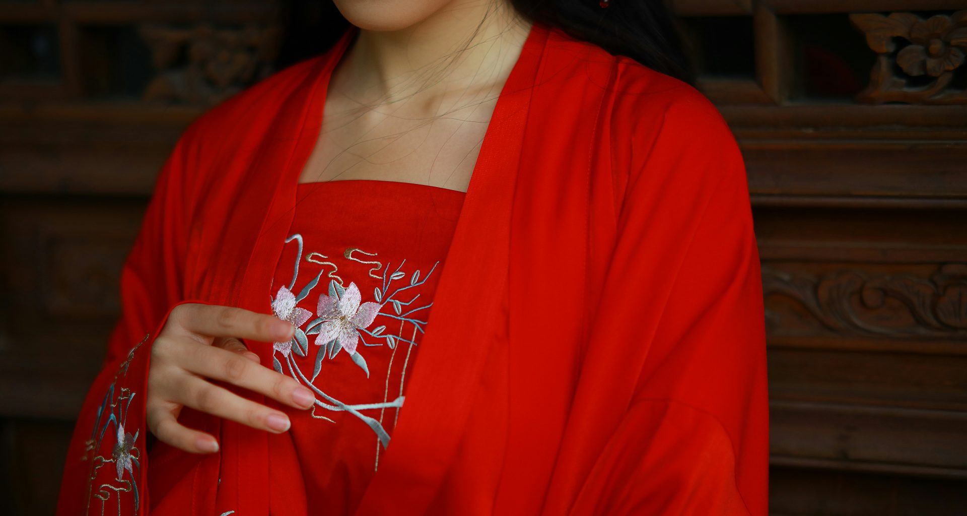 frau-in-rot-weissem-geblumtem-langarmshirt-mX-wOTdfnmw