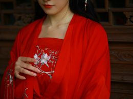 frau-in-rot-weissem-geblumtem-langarmshirt-mX-wOTdfnmw