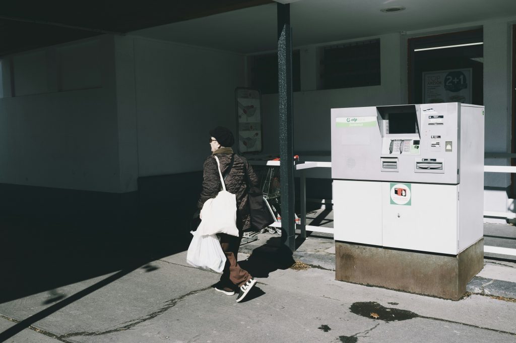 frau-in-weissem-kleid-die-tagsuber-auf-dem-burgersteig-spazieren-geht-zbD5t2UYuok