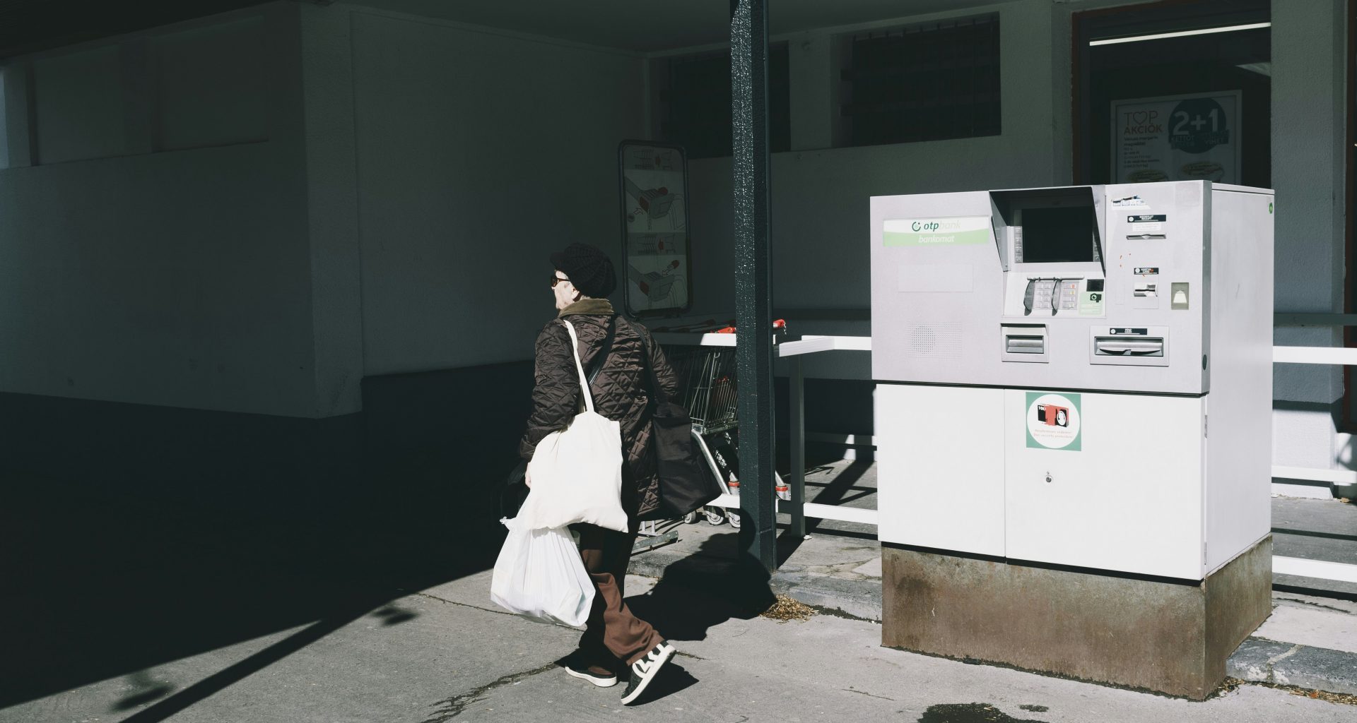 frau-in-weissem-kleid-die-tagsuber-auf-dem-burgersteig-spazieren-geht-zbD5t2UYuok