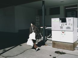 frau-in-weissem-kleid-die-tagsuber-auf-dem-burgersteig-spazieren-geht-zbD5t2UYuok