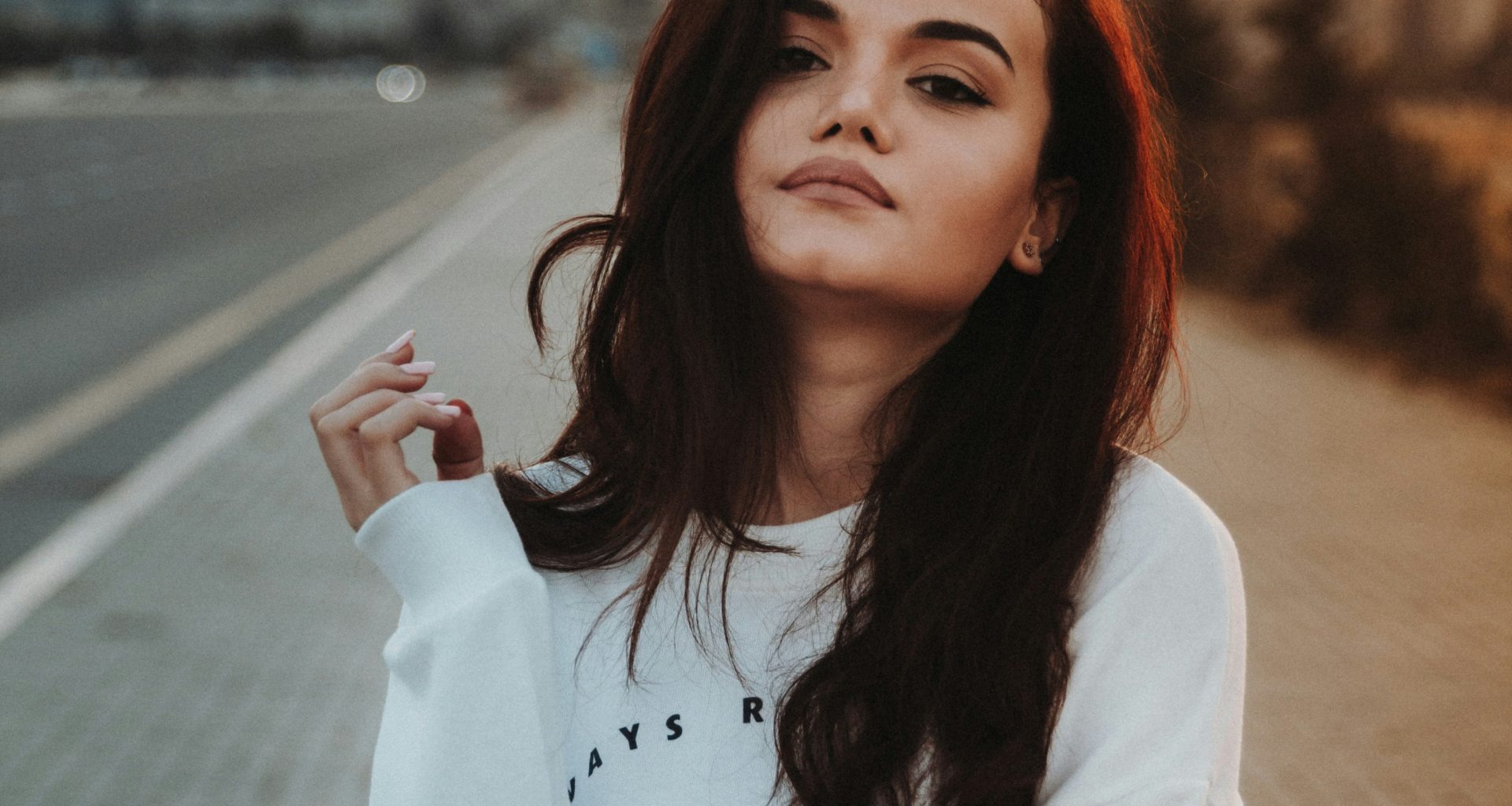 frau-im-weissen-pullover-macht-selfie-2HT6woRHVYk