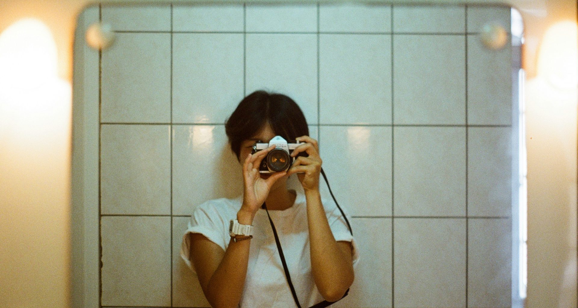 frau-im-weissen-t-shirt-beim-fotografieren-NTsnUcttQwE