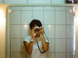 frau-im-weissen-t-shirt-beim-fotografieren-NTsnUcttQwE