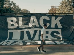 frau-in-weissem-tanktop-und-weissen-shorts-steht-tagsuber-auf-grauer-betonstrasse-ySknq-1gNB4