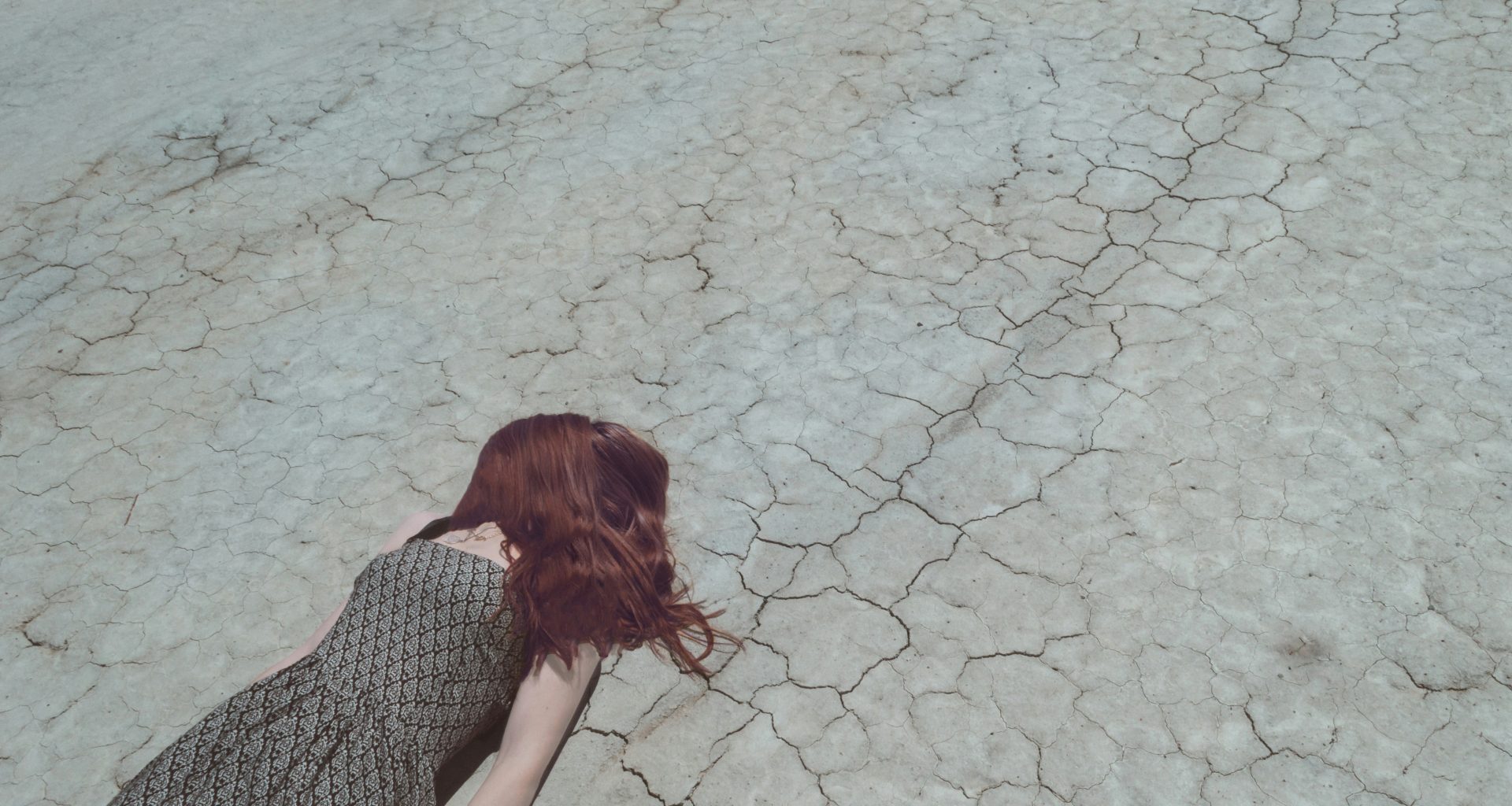 frau-liegt-auf-dem-boden-xZ-XWESMTG0