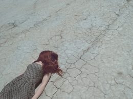 frau-liegt-auf-dem-boden-xZ-XWESMTG0