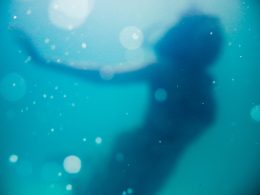 frau-schwimmt-unter-einem-gewasser-WaWV3DVqTA0