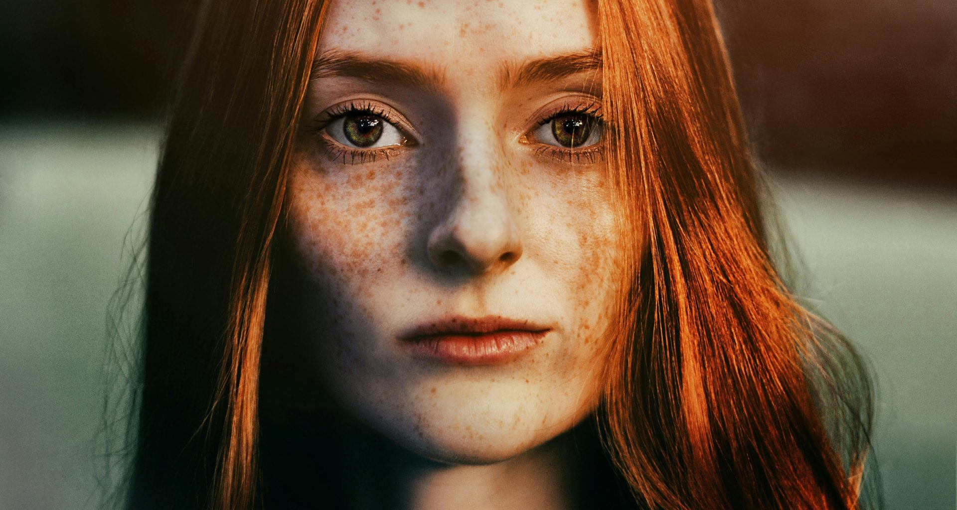 frau-mit-braunen-haaren-und-schwarzen-augen-zmIdvCZvXgs