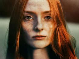 frau-mit-braunen-haaren-und-schwarzen-augen-zmIdvCZvXgs