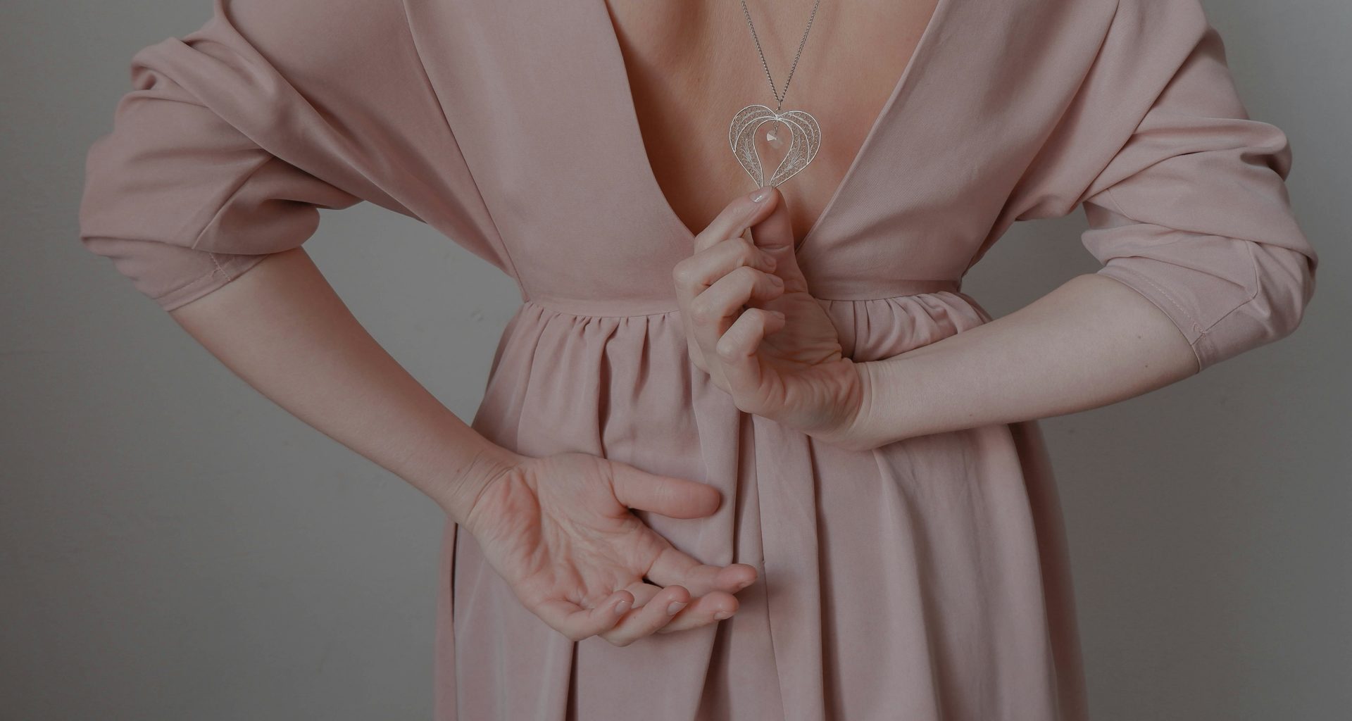 rosafarbenes-langarmeliges-damenkleid-mit-offenem-rucken-UBxoB_W4F3c